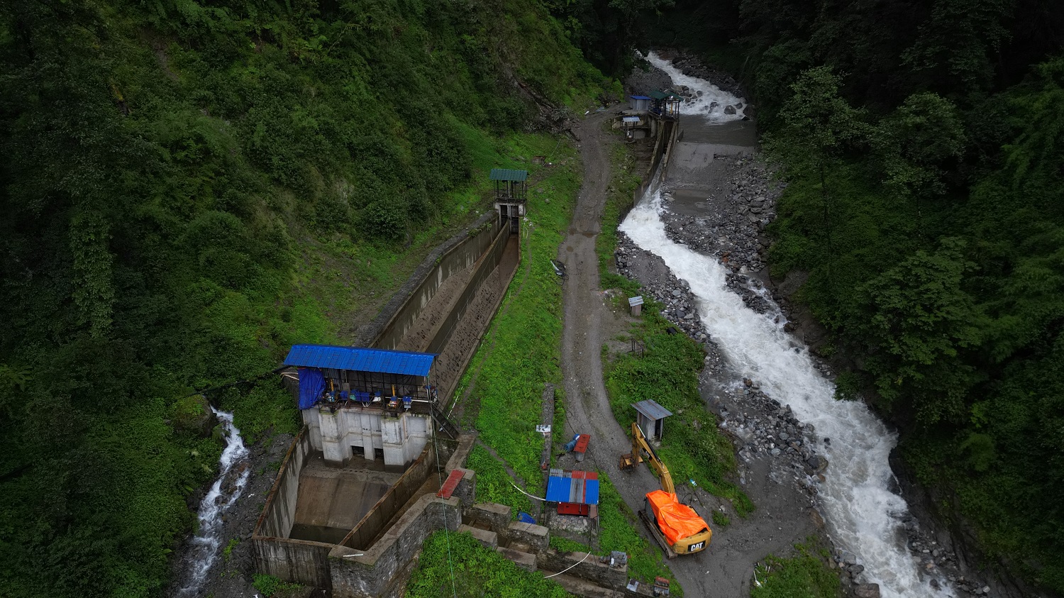 रेलेखोलाको बाँधमा बाढी पसेपछि विद्युत् उत्पादन बन्द